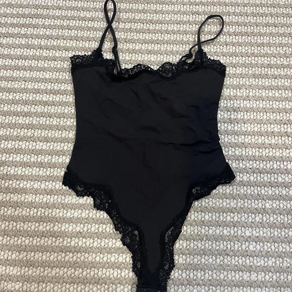 Skims Fits Everybody Lace Bodysuit - Picture 2 of 5
